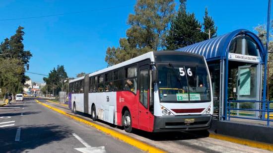 Unidad de la Ecovía recoge pasajeros en una parada.