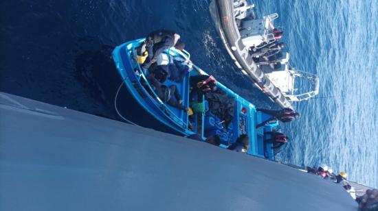 Fuerzas Armadas interceptaron una embarcación con tres ocupantes en altamar, que trasladaba paquetes de cocaína.