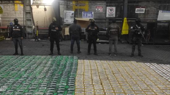 En un operativo antinarcóticos en Guayaquil se decomisaron 2.498 bloques de cocaína, con cinco diferentes marcas.