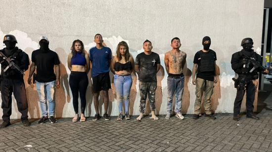 La Policía presentó a cinco detenidos, tres hombres y dos mujeres, presuntos implicados en un caso de secuestro extorsivo a un empresario en Guayaquil. 