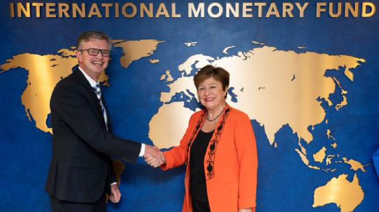 El ministro de Economía, Juan Carlos Vega, junto a la principal del FMI, Kristalina Georgieva.