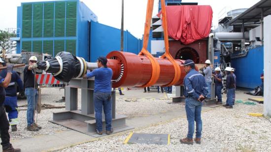 Foto referencial de mantenimiento de unidades de generación térmica para reducir los cortes de luz.