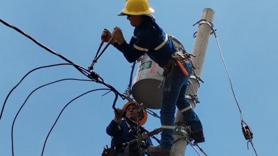 Foto referencial del personal de realizando mantenimiento del tendido eléctrico.