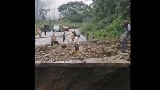 Una parte de la calzada en la vía Pallatanga-Cumandá quedó destruida por las fuertes lluvias, este 21 de abril de 2024.