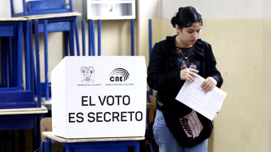 En el colegio fiscal 9 de Octubre, de Guayaquil hubo escasa asistencia de votantes debido a la lluvia. Foto del 21 de abril de 2024.