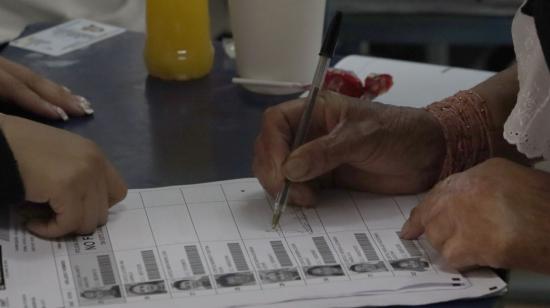 Voto en el Colegio Benalcázar de Quito, el 21 de abril de 2024.