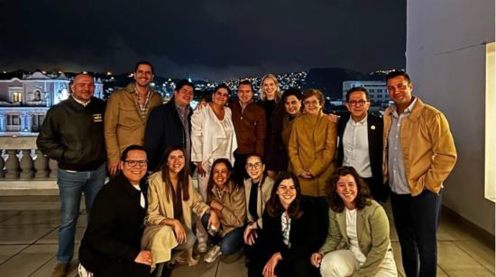 El presidente de la República, Daniel Noboa, y parte de su equipo de trabajo en el Palacio de Carondelet, después de la consulta popular. Quito, 21 de abril de 2024