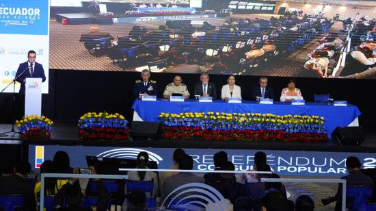 Los vocales del Consejo Nacional Electoral (CNE) en el cierre de la jornada electoral. Quito, 21 de abril de 20204