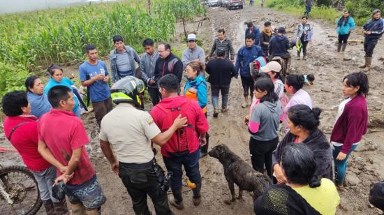 Varios de los damnificados en Alausí reunidos, luego del aluvión, el 22 de abril de 2024.