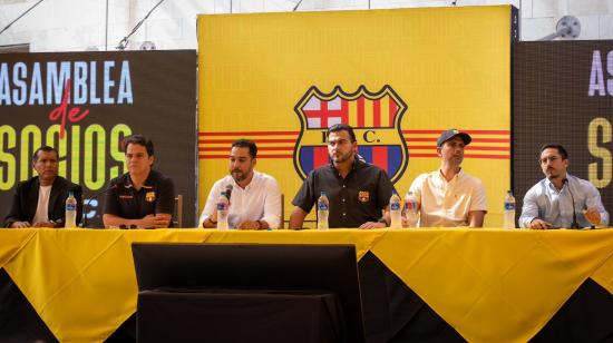 Antonio Alvarez (centro) y su equipo de trabajo durante la Asamblea de socios, el sábado 6 de abril de 2024.