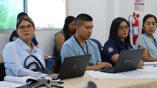 Capacitación al personal de residencia del CGREG sobre los nuevos requisitos y procedimientos migratorios para el ingreso a Galápagos. Foto del 22  de abril de 2024.