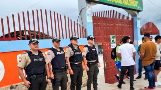 Varios policías resguardando un recinto electoral en la Amazonía, el 21 de abril de 2024.