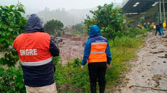 Personal de la Secretaría de Riesgos inspecciona una zona afectada por las lluvias en Alausí, en Chimborazo.