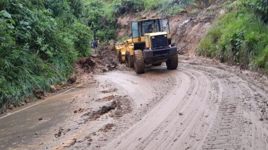 Trabajos en la vía Baeza - Lago Agrio, sector Santa Rosa, el 22 de abril de 2024.