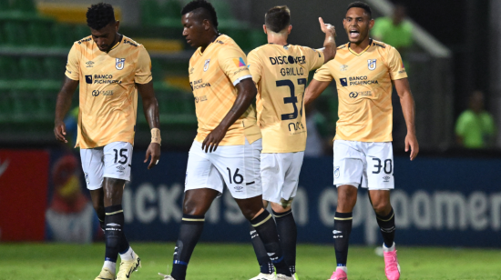 Los jugadores de Universidad Católica festejan un gol en Valledupar, Colombia, el 23 de abril de 2024. 