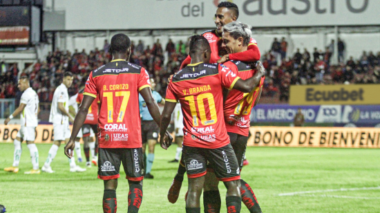 Los jugadores de Deportivo Cuenca festejan un gol ante Mushuc Runa, el 26 de abril de 2024.