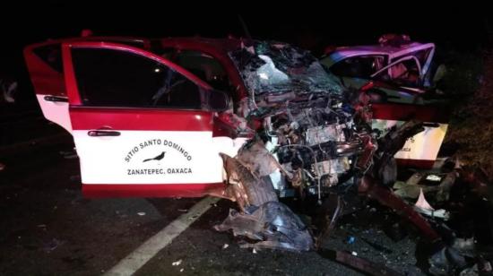 Vista frontal del vehículo accidentado en Oaxaca, México, que dejó tres migrantes ecuatorianos fallecidos, el 21 de abril de 2024.