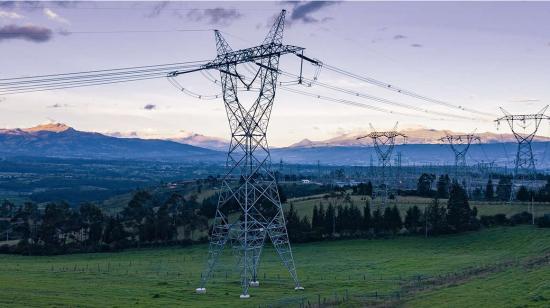 Imagen referencial de tendido eléctrico en Ecuador.