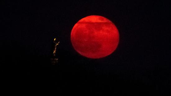 Esta fotografía tomada el 27 de abril de 2021, en Francia, muestra la luna llena de abril, conocida como la Luna Rosa.