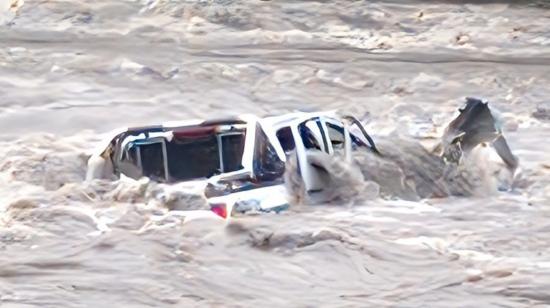 Vista frontal de la camioneta hundida en el río Upano, tras el colapso del puente en Sucúa, Morona, el 23 de abril de 2024.