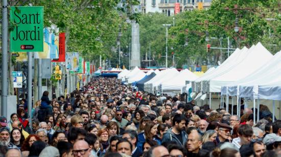 Paseo de Gracia de Barcelona durante Sant Jordi, cuando las calles de toda Cataluña vuelven a llenarse de ciudadanos a la búsqueda de libros, autores y rosas.