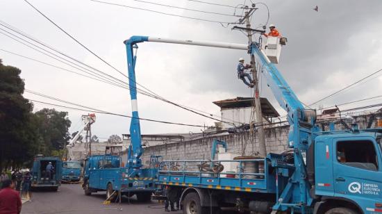 Imagen referencial de cortes de luz en Quito. Un trabajador de la Empresa Eléctrica, el 23 de abril de 2024.