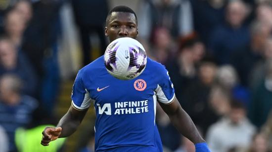 Moisés Caicedo mira el balón durante el partido de la Premier League inglesa entre Chelsea y Burnley en Stamford Bridge en Londres, el 30 de marzo de 2024.