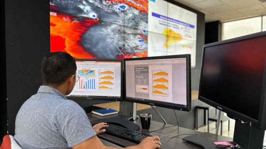 Un técnico del Inamhi realiza un monitoreo de las lluvias el 23 de abril de 2024. 