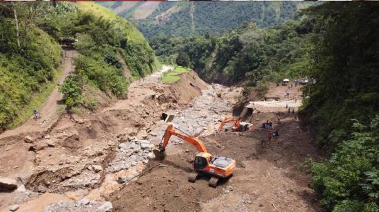 Maquinaria pesada trata de abrir paso provisional en vía Pallatanga-Cumandá el 23 de abril de 2024.