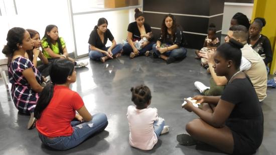 Un grupo de jóvenes en el programa para madres adolescentes del Municipio de Guayaquil.