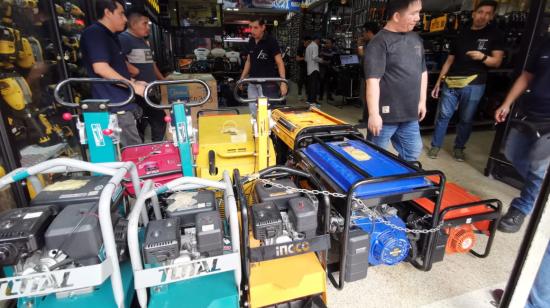 Varias marcas de generadores eléctricos en una tienda en Guayaquil, abril de 2024.