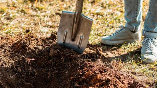 Imagen referencial. El asesino intentó cavar un hueco en el patio para esconder el cadáver de su prima.
