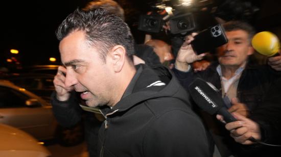 El técnico del FC Barcelona Xavi Hernández a su salida de la reunión que ha mantenido este miércoles 24 de abril de 2024 con el presidente blaugrana Joan Laporta en Barcelona.