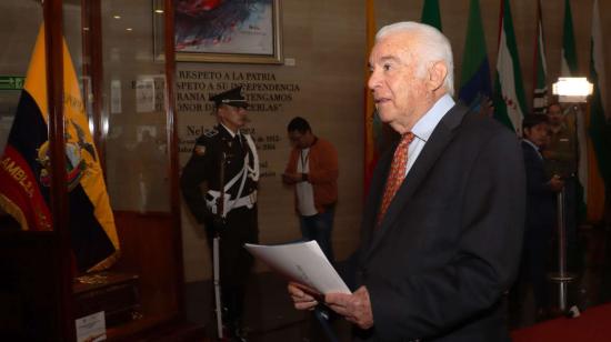 El exministro de Energía, Fernando Santos Alvite, en el Edificio del Palacio Legislativo para el juicio político. Quito, 25 de abril de 2024