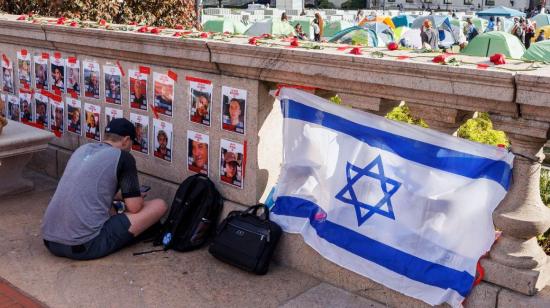 Una bandera de Israel se colocó frente al grupo que realiza protestas pro-palestinas, en la Universidad de Columbia, el 25 de abril.