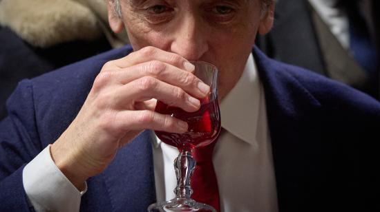 El líder del partido de extrema derecha francés Reconquete, Eric Zemmour, bebe una copa de vino durante una visita a la 60.a Feria Internacional de Agricultura (SIA - Salon de l'Agriculture), en el centro de exposiciones Porte de Versailles en París el 29 de febrero de 2024.