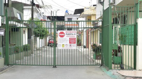 Imagen referencial de las rejas métalicas colocadas en un barrio del norte de Guayaquil.