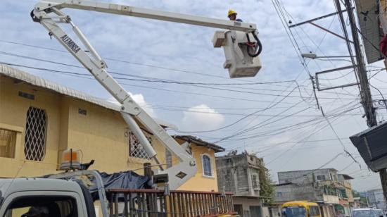 Imagen referencial de un técnico de CNEL EP en Guayaquil, abril de 2024.