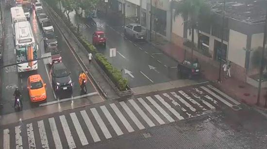 Lluvia cae sobre Guayaquil este jueves 25 de abril de 2024.