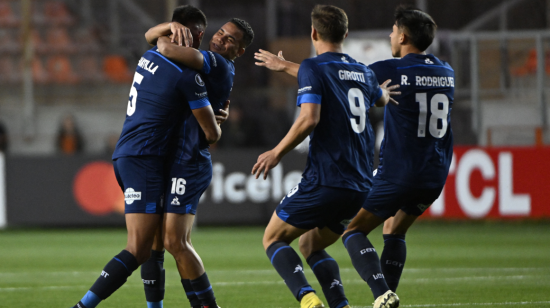 Los jugadores de Talleres festejan un gol ante Cobresal, por Copa Libertadores, el 25 de abril de 2024.