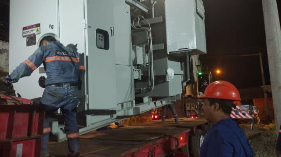 Imagen referencial de los arreglos técnicos en una subestación de energía eléctrica en Guayas, en abril de 2024.