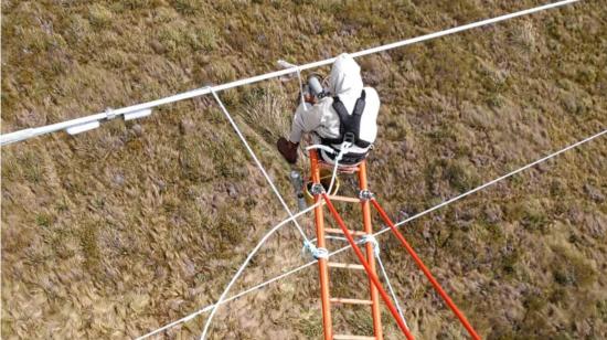 Mantenimiento de la línea de transmisión entre Ecuador y Colombia.