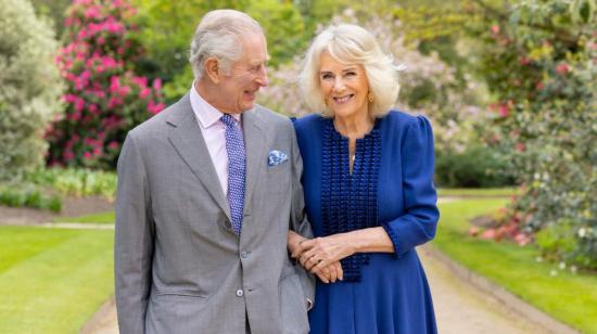 El rey Carlos y su esposa Camila, en el Palacio de Buckingham. La fotografía fue difundida el 26 de abril de 2024.