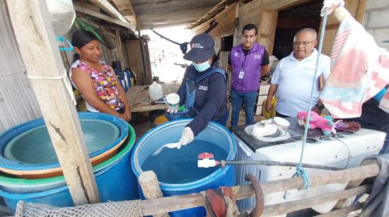 Personal del MSP realizó una jornada de fumigación y de desinfección de tanques de agua en Guayaquil, el 17 de abril de 2024.