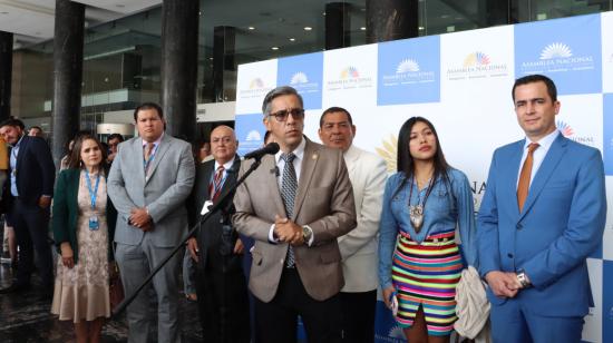 El bloque de movimiento Construye en una rueda de prensa, desde la Asamblea, Quito, 16 de abril de 2024.