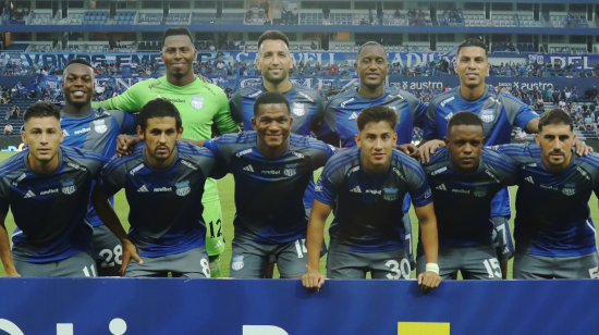 Los jugadores de Emelec posan para una foto en el estadio George Capwell, el 13 de abril de 2024.