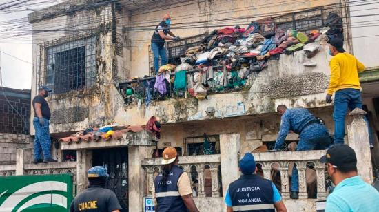 Funcionarios municipales retiran basura acumulada en una casa de Guayaquil, este 26 de abril de 2024.