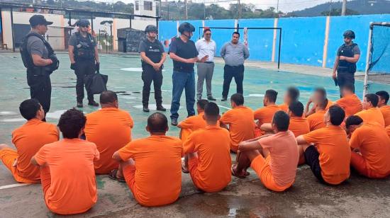 Luis Zaldumbide (centro), director del Snai, conversa con presos tras una visita a una cárcel de Manabí.