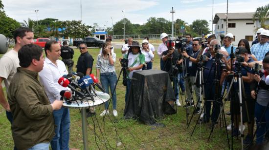 Roberto Luque (centro), ministro de Energía, y Arturo Félix (der.), secretario de la Administración Pública, durante una rueda de prensa en Termogas Machala, el 27 de abril de 2024.