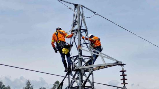 Imagen de trabajadores de la Empresa Eléctrica Quito, en 2024.